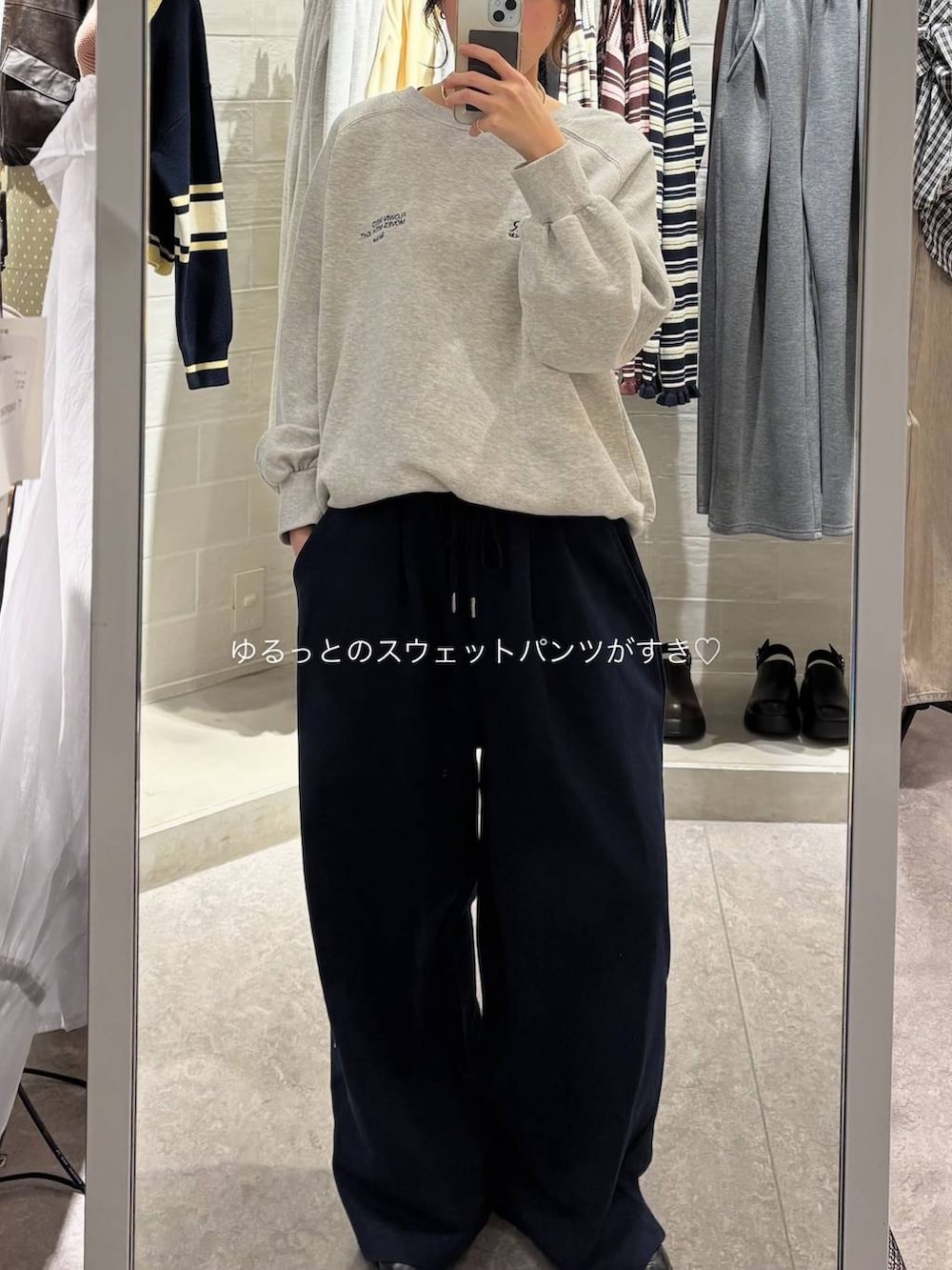 ブラック系のローファー、グレー系のスウェット、ブルー系のスウェットパンツを着用したレディースの冬コーディネートの6枚目の写真