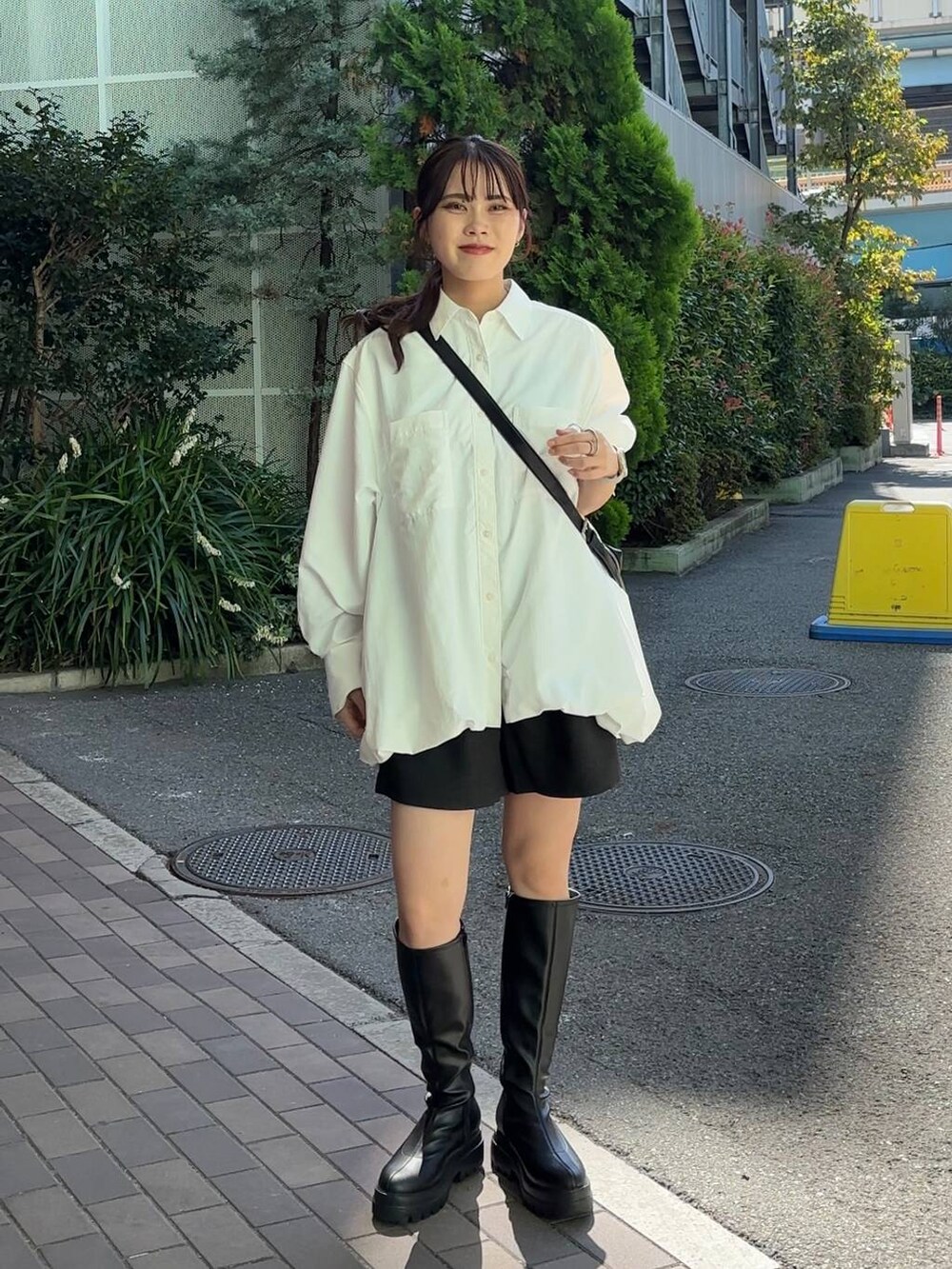 グレー系のその他パンツ、ブラック系のショルダーバッグ、ブラック系のブーツを着用したレディースの秋コーディネートの5枚目の写真