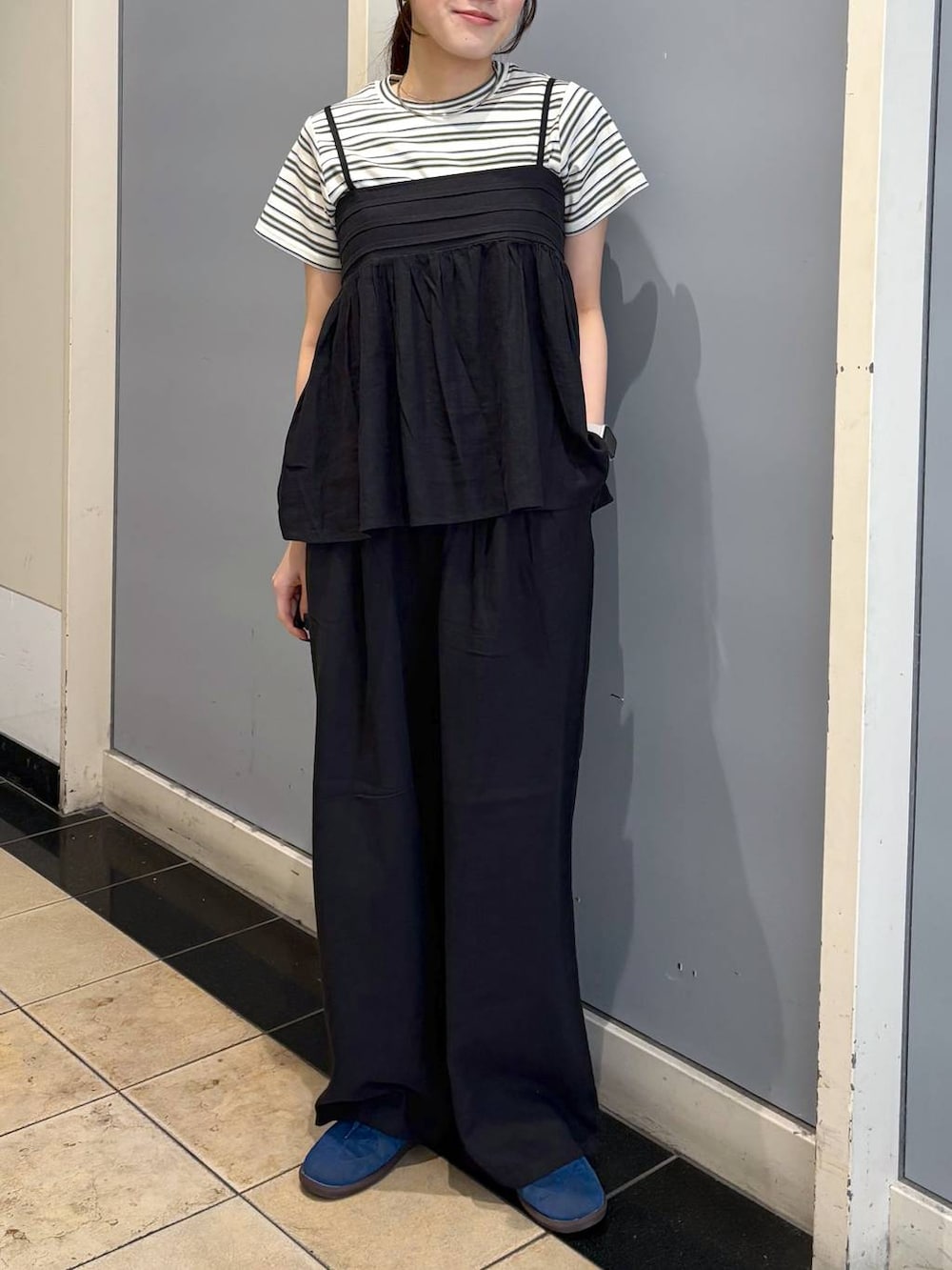 「着痩せ・細見え、高見え、体型カバー、春コーデ、ローリーズスタイル_LOWRYS FARM、LOWRYS FARM、春色、春服みてみて、セットアップ、夏コーデ、Tシャツ、カジュアル、カジュアルコーデ」｜「LOWRYS FARMのフライスチビＴシャツＳＳ 111954（Tシャツ/カットソー、ホワイト系）」を使った、kuboさん（レディース・161cm）の春コーディネートの2枚目の写真