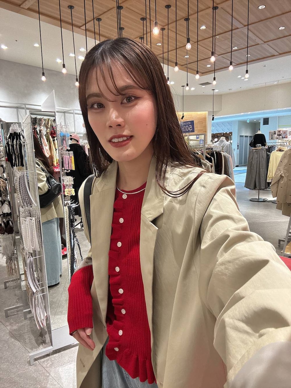 ブラック系のローファー、ブルー系のデニムパンツ、ブラック系のショルダーバッグを着用したレディースの冬コーディネートの6枚目の写真