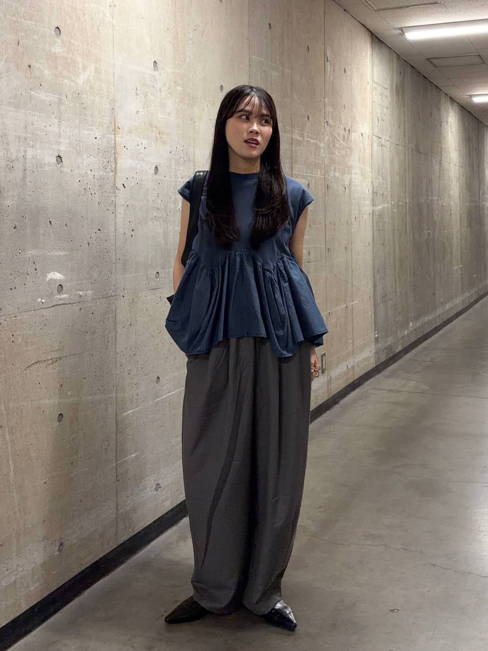 ブルー系のTシャツ/カットソー、グレー系のその他パンツ、ブラック系のサンダルを着用したレディースの夏コーディネートの5枚目の写真