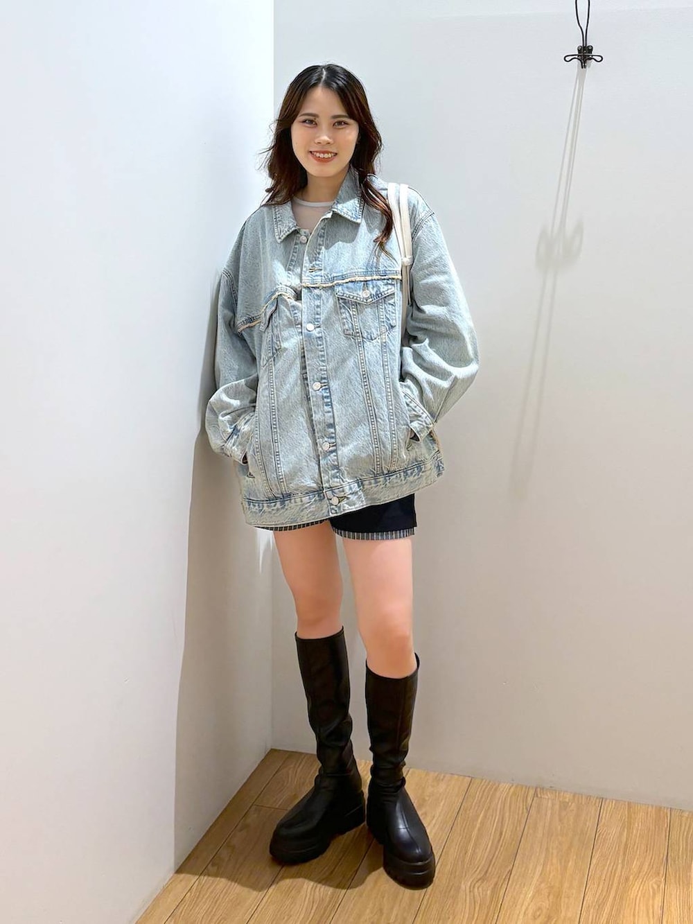 「着痩せ・細見え、高見え、体型カバー、ローリーズスタイル_LOWRYS FARM、LOWRYS FARM、秋コーデ、秋冬新作、秋服準備はじめました、アウター、ジャケット、ジャケットスタイル、デニムジャケット、ブーツ、ショートパンツ、カジュアル」｜「LOWRYS FARMのリッタイポケツキボストン 128529（ボストンバッグ、ホワイト系）」を使った、kuboさん（レディース・161cm）の秋コーディネートの5枚目の写真