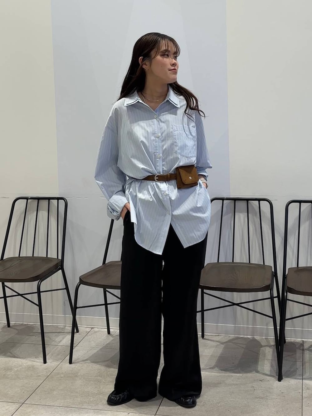 ブラック系のローファー、ブルー系のシャツ/ブラウス、ブラック系のその他パンツを着用したレディースの春コーディネートの4枚目の写真