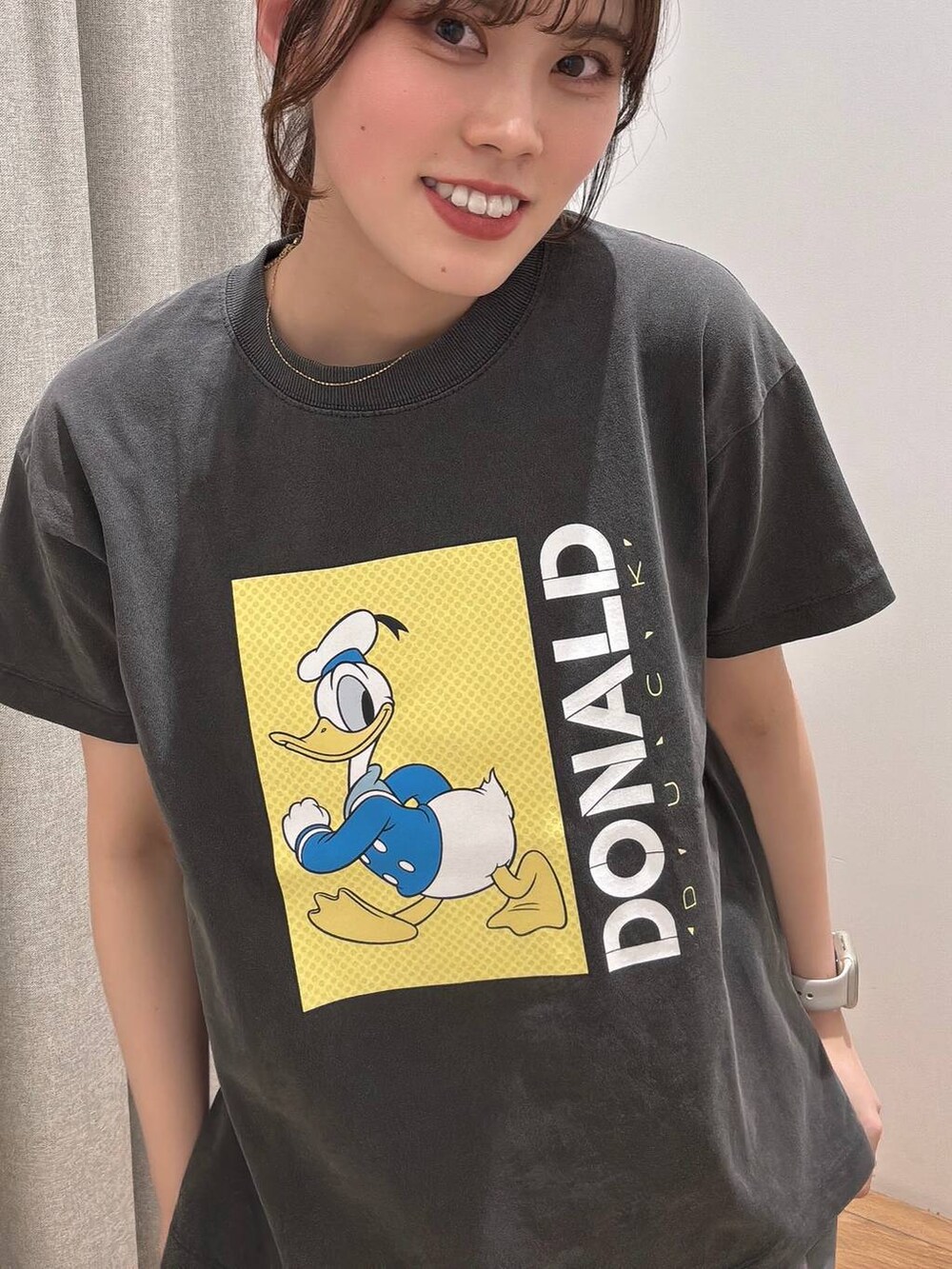 グレー系のスラックス、グレー系のTシャツ/カットソーを着用したレディースの春コーディネートの2枚目の写真