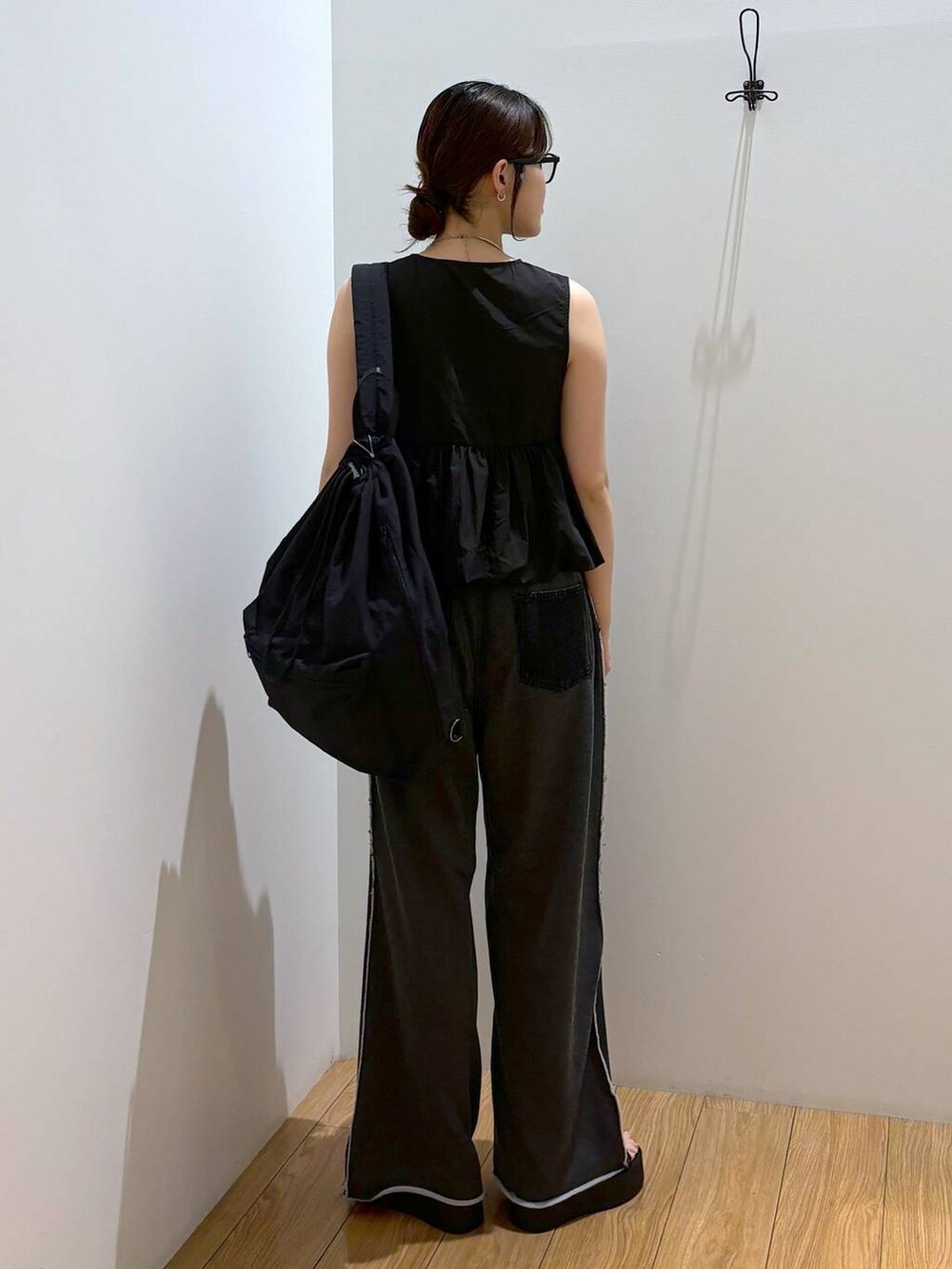 ブラック系のサンダル、ブラック系のキャミソール、ブラック系のショルダーバッグを着用したレディースの夏コーディネートの4枚目の写真