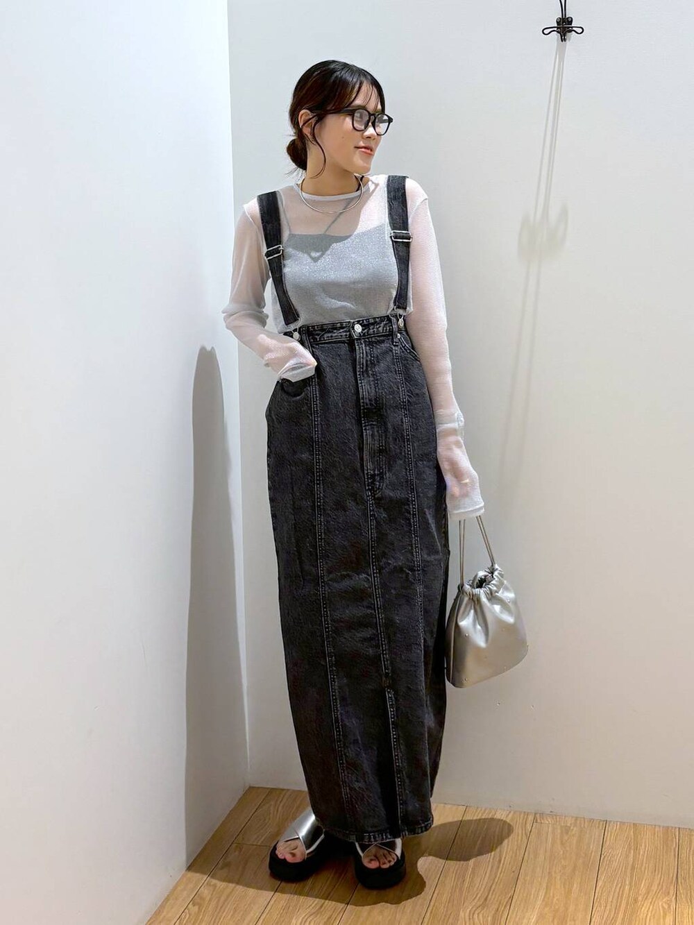 「LOWRYS FARM、きれいめカジュアル、大人カジュアル、サロペット、着痩せ・細見え、高見え、体型カバー、夏コーデ、ローリーズスタイル_LOWRYS FARM、デニムワンピース」|「LOWRYS FARMのスタッズキンチャクショルダー 109910(ショルダーバッグ、シルバー系)」を使った、kuboさん(レディース・161cm)の夏コーディネートの2枚目の写真