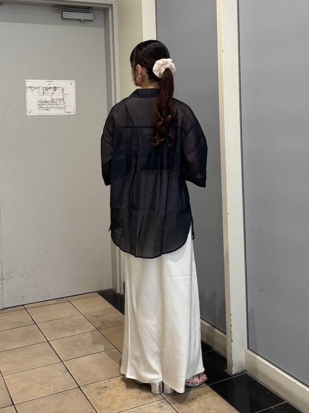 ホワイト系のスカート、シルバー系のサンダル、ブラック系のシャツ/ブラウスを着用したレディースの夏コーディネートの4枚目の写真