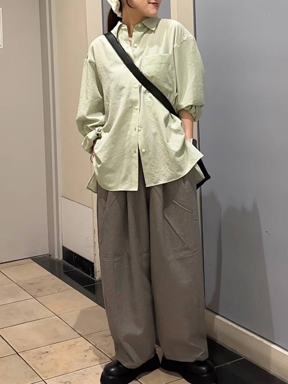 その他のその他パンツ、ブラック系のサンダル、ブラック系のショルダーバッグを着用したレディースの秋コーディネートの5枚目の写真
