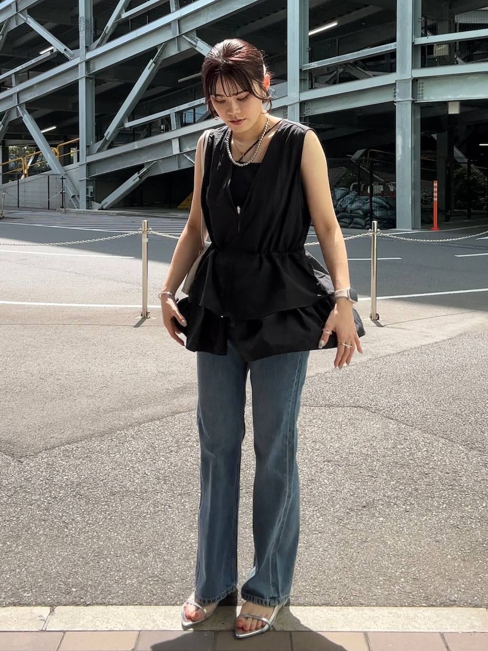「着痩せ・細見え、高見え、体型カバー、春コーデ、ローリーズスタイル_LOWRYS FARM、LOWRYS FARM、春色、春服みてみて、夏コーデ、カジュアル、カジュアルコーデ、ベスト、フレアパンツ、デニムパンツ」|「LOWRYS FARMのポインテッドナローサンダル 287486(サンダル、シルバー系)」を使った、kuboさん(レディース・161cm)の夏コーディネートの4枚目の写真