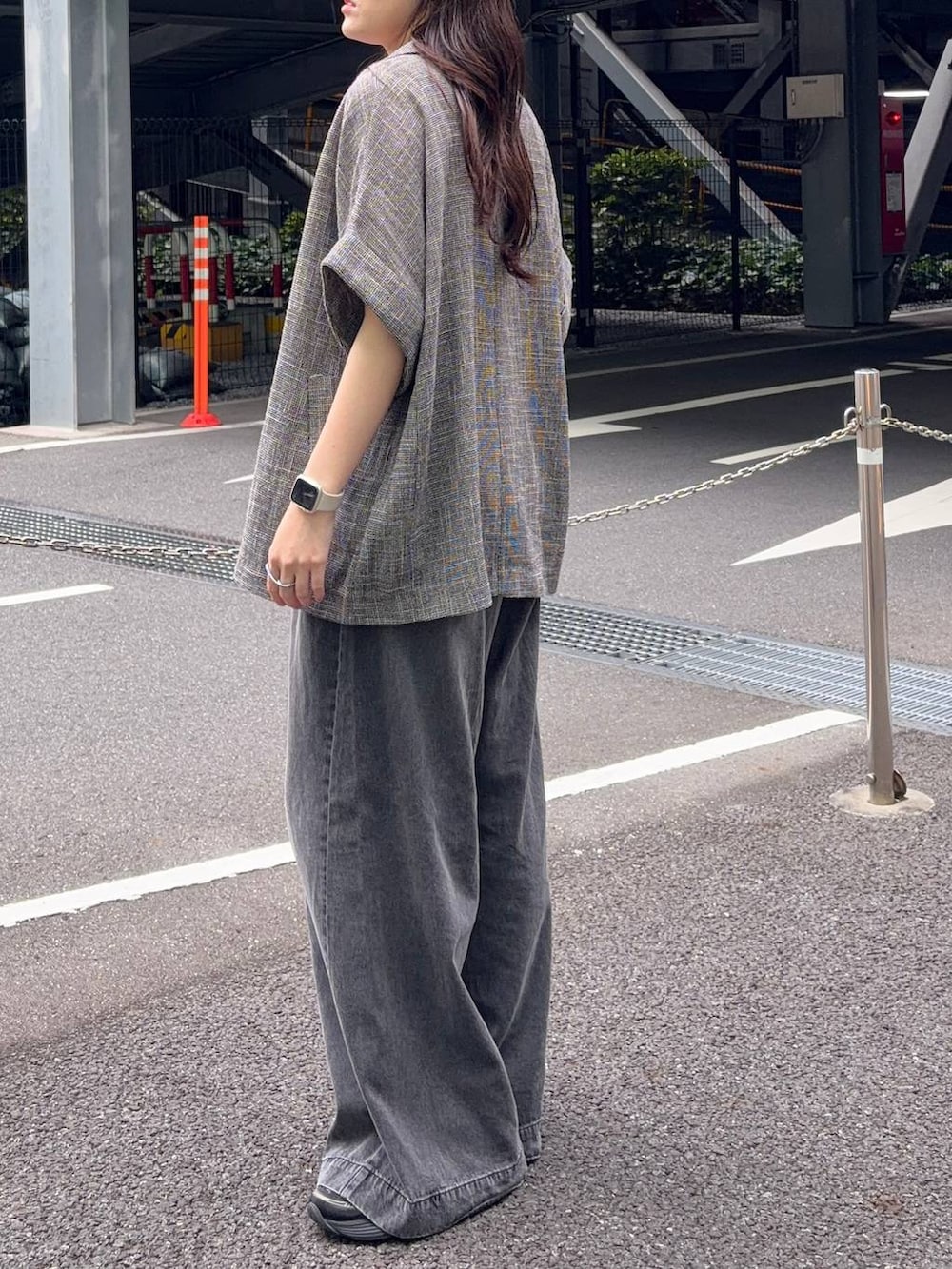 ブラック系のタンクトップ、ブラック系のデニムパンツ、シルバー系のチョーカーを着用したレディースの夏コーディネートの2枚目の写真