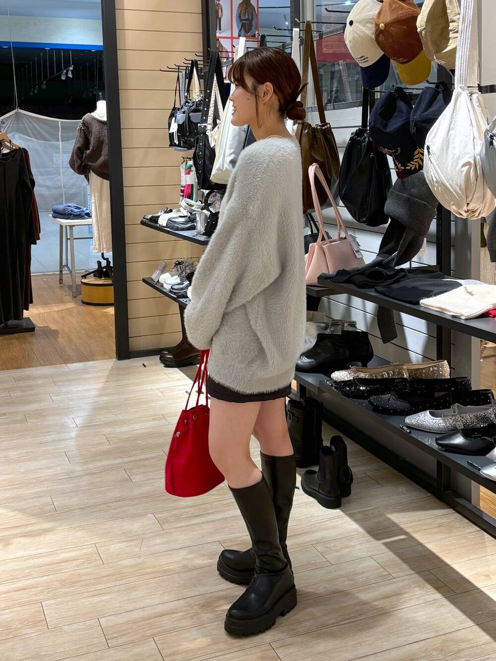 ブラック系のその他パンツ、ホワイト系のキャミソール、ブラック系のブーツを着用したレディースの冬コーディネートの3枚目の写真