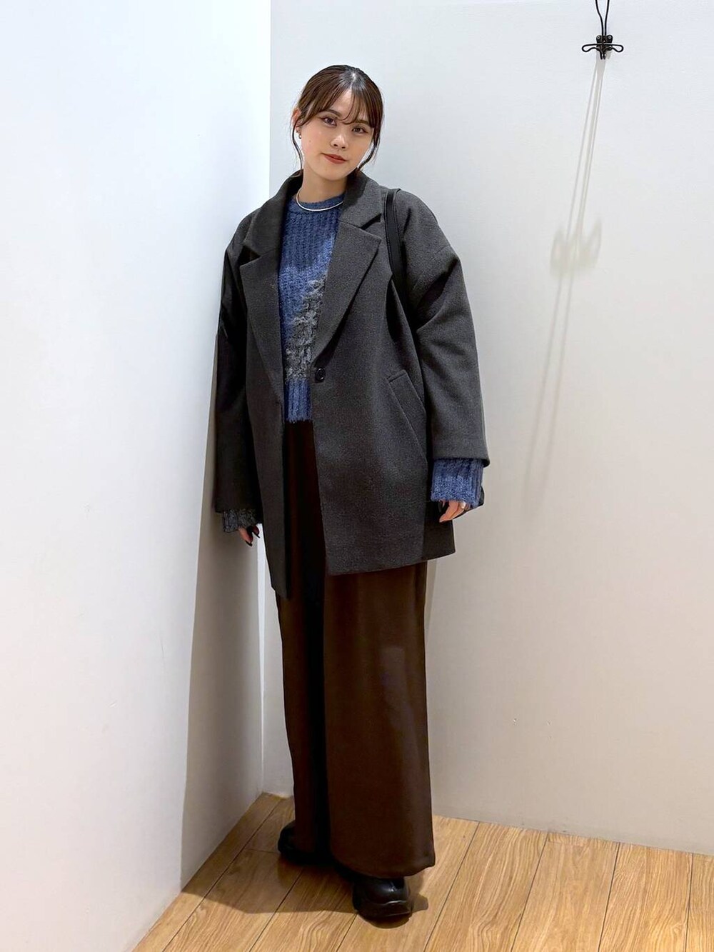 「着痩せ・細見え、高見え、体型カバー、秋コーデ、ローリーズスタイル_LOWRYS FARM、LOWRYS FARM、秋冬新作、秋服準備はじめました、冬コーデ、冬アウター、ワイドパンツ、きれいめ、ニット」|「LOWRYS FARMのダブルフェイスユルジャケット 116453(チェスターコート、グレー系)」を使った、kuboさん(レディース・161cm)の冬コーディネートの5枚目の写真