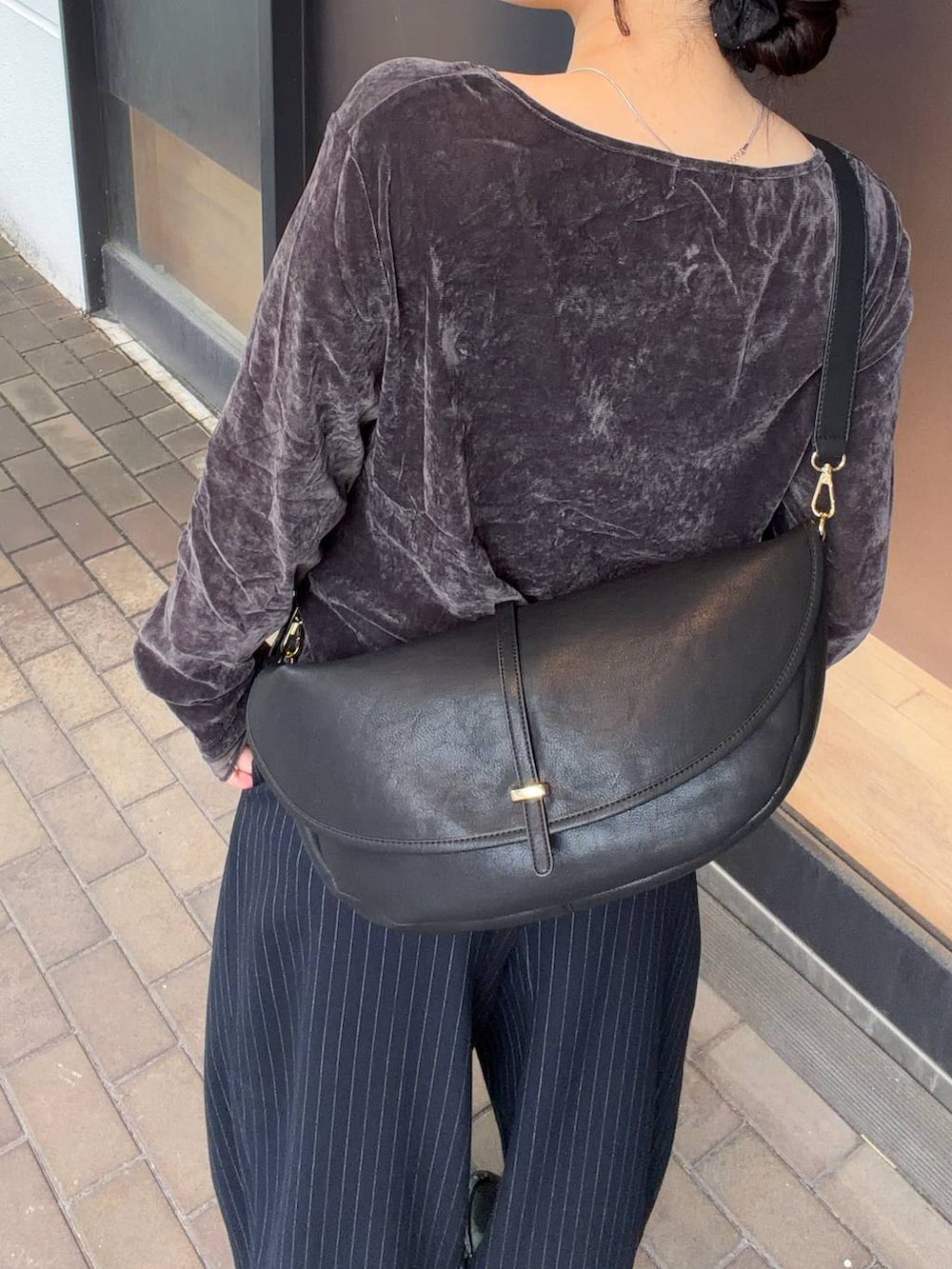 ブラック系のショルダーバッグ、グレー系のTシャツ/カットソー、ブルー系のその他パンツを着用したレディースの秋コーディネートの4枚目の写真