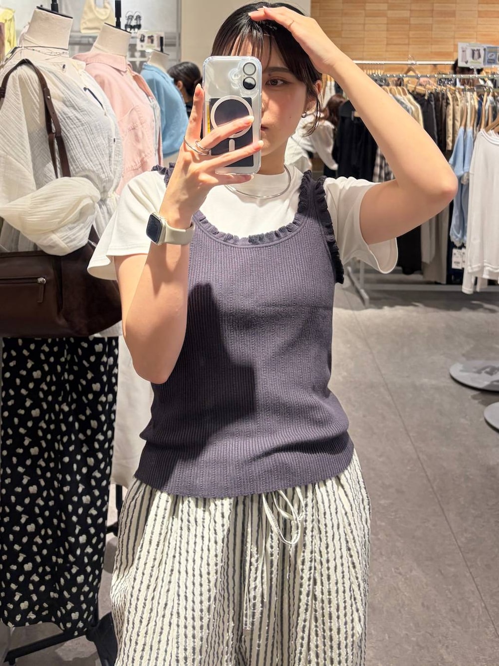 ホワイト系のTシャツ/カットソー、グレー系のタンクトップ、ブラック系のショルダーバッグを着用したレディースの春コーディネートの2枚目の写真