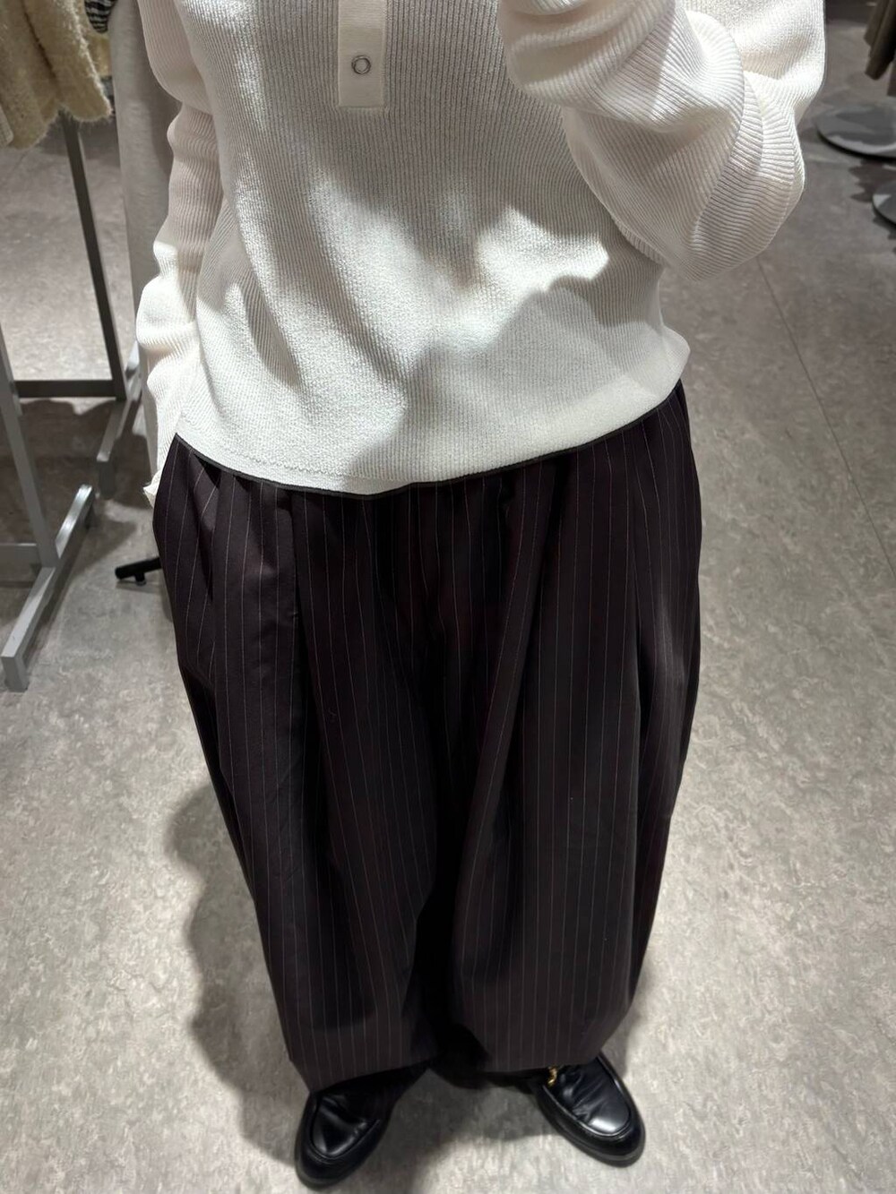 ブラウン系のその他パンツ、ブラック系のローファー、ホワイト系のニット/セーターを着用したレディースの冬コーディネートの2枚目の写真