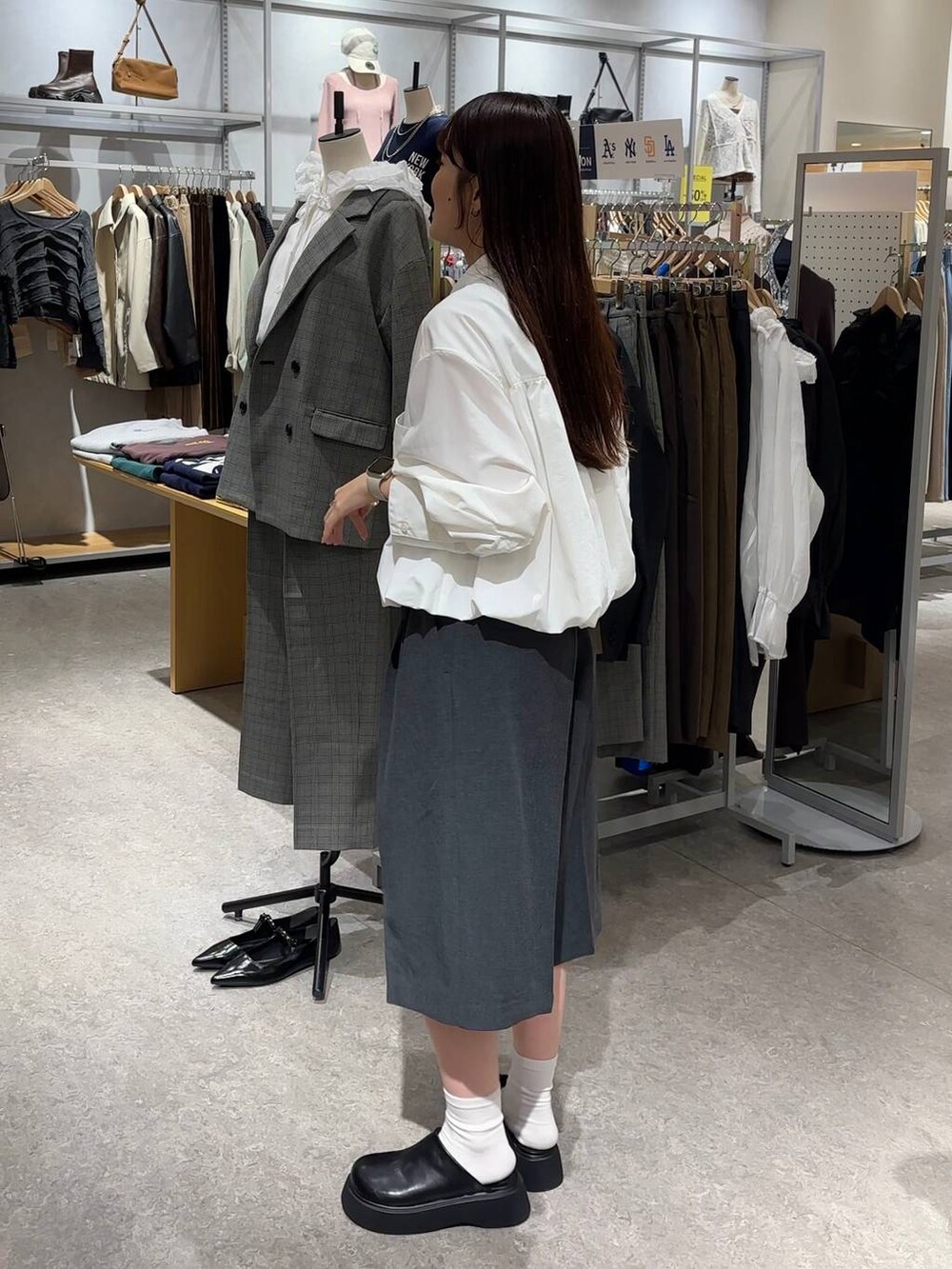 グレー系のその他パンツ、ブラック系のサンダル、ホワイト系のシャツ/ブラウスを着用したレディースの秋コーディネートの3枚目の写真