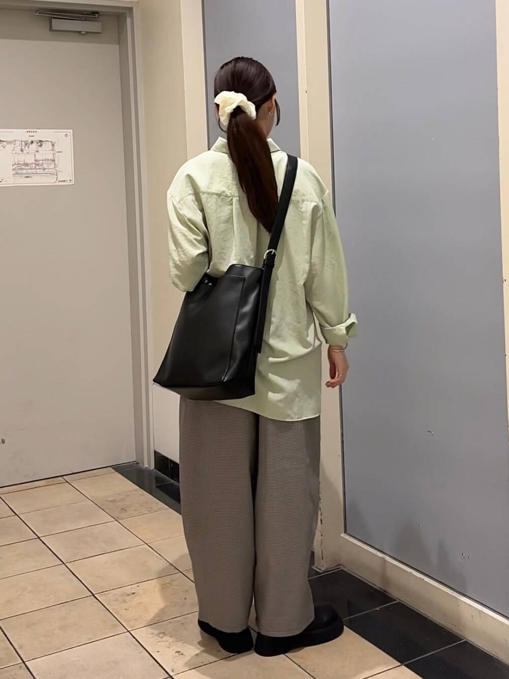 その他のその他パンツ、ブラック系のサンダル、ブラック系のショルダーバッグを着用したレディースの秋コーディネートの3枚目の写真