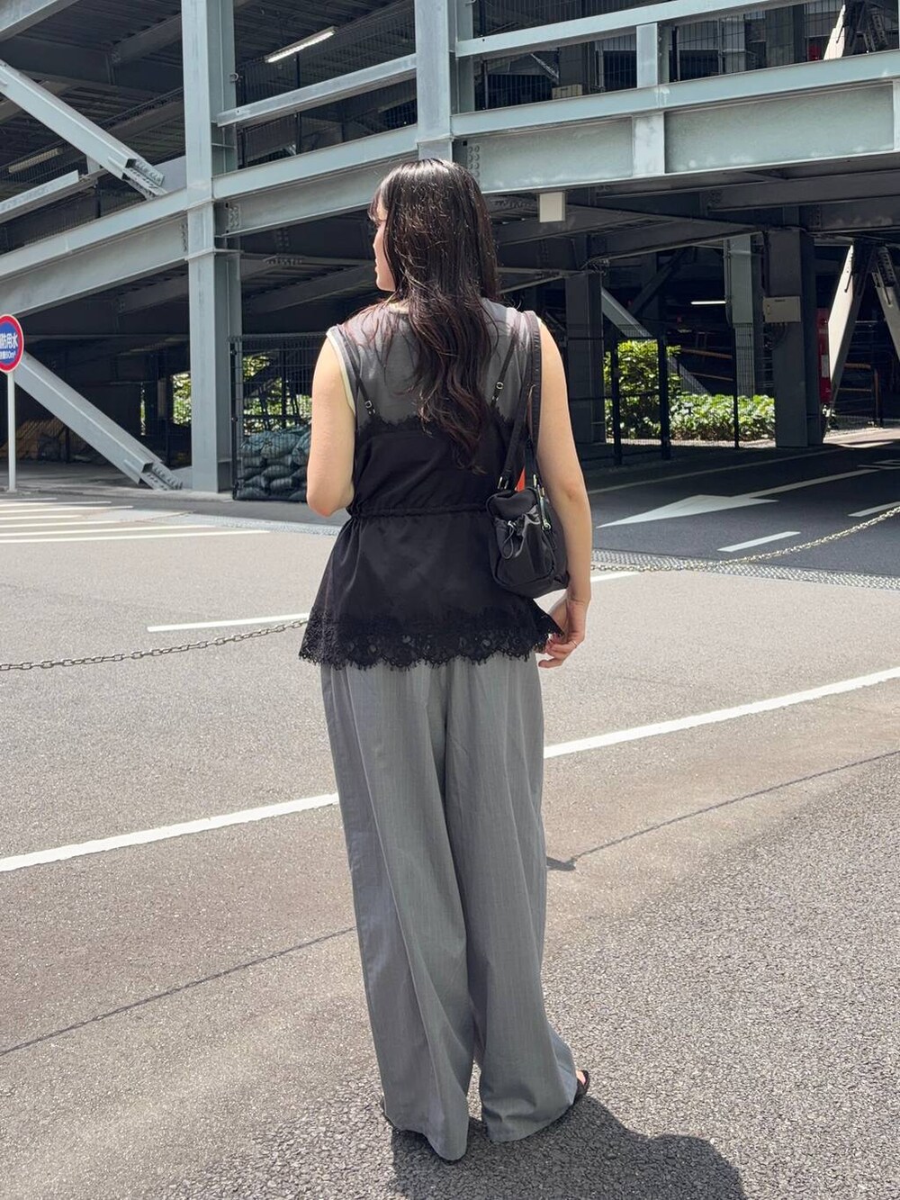 ブラック系のキャミソール、グレー系のその他パンツ、グレー系のタンクトップを着用したレディースの夏コーディネートの3枚目の写真