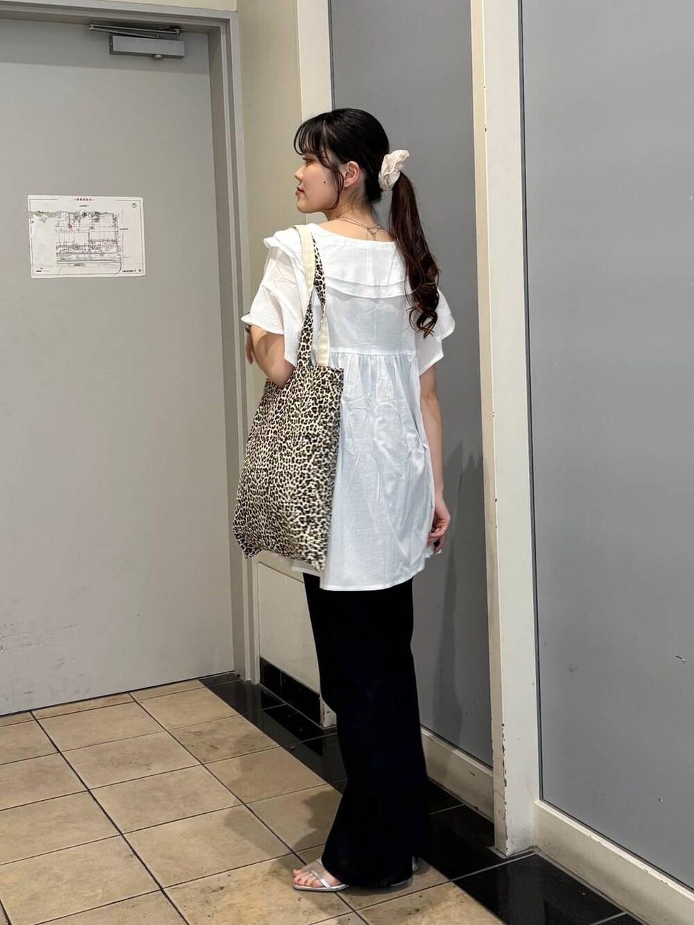 その他のトートバッグ、シルバー系のサンダル、ホワイト系のシャツ/ブラウスを着用したレディースの夏コーディネートの3枚目の写真