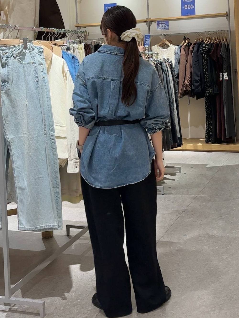 ブラック系のスウェットパンツ、ブルー系のシャツ/ブラウス、ブラック系のボディバッグ/ウエストポーチを着用したレディースの春コーディネートの4枚目の写真