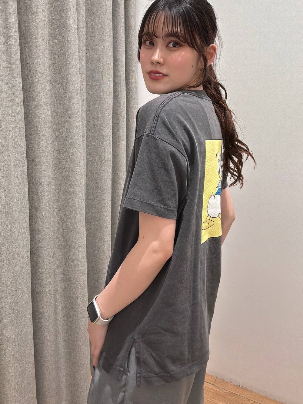 グレー系のスラックス、グレー系のTシャツ/カットソーを着用したレディースの春コーディネートの3枚目の写真