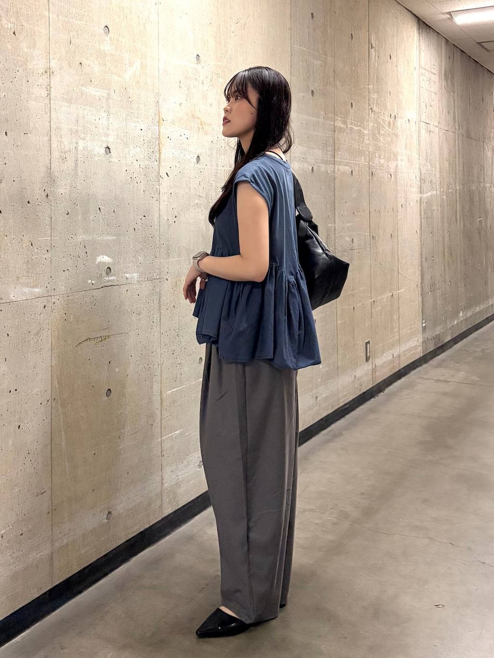 ブルー系のTシャツ/カットソー、グレー系のその他パンツ、ブラック系のサンダルを着用したレディースの夏コーディネートの3枚目の写真