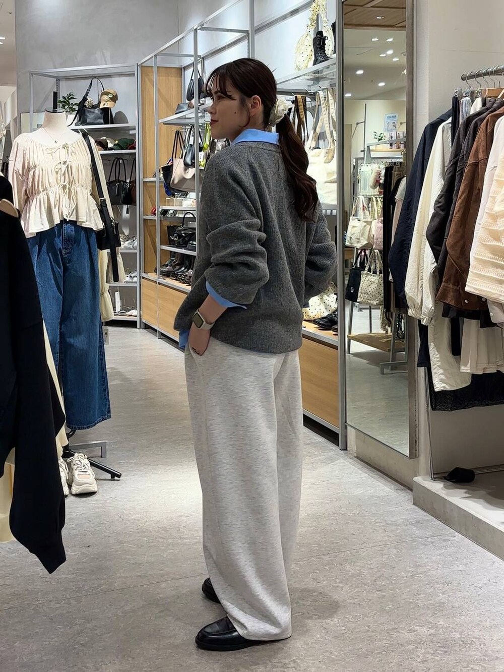 グレー系のスウェットパンツ、ブルー系のシャツ/ブラウス、ブラック系のローファーを着用したレディースの秋コーディネートの4枚目の写真