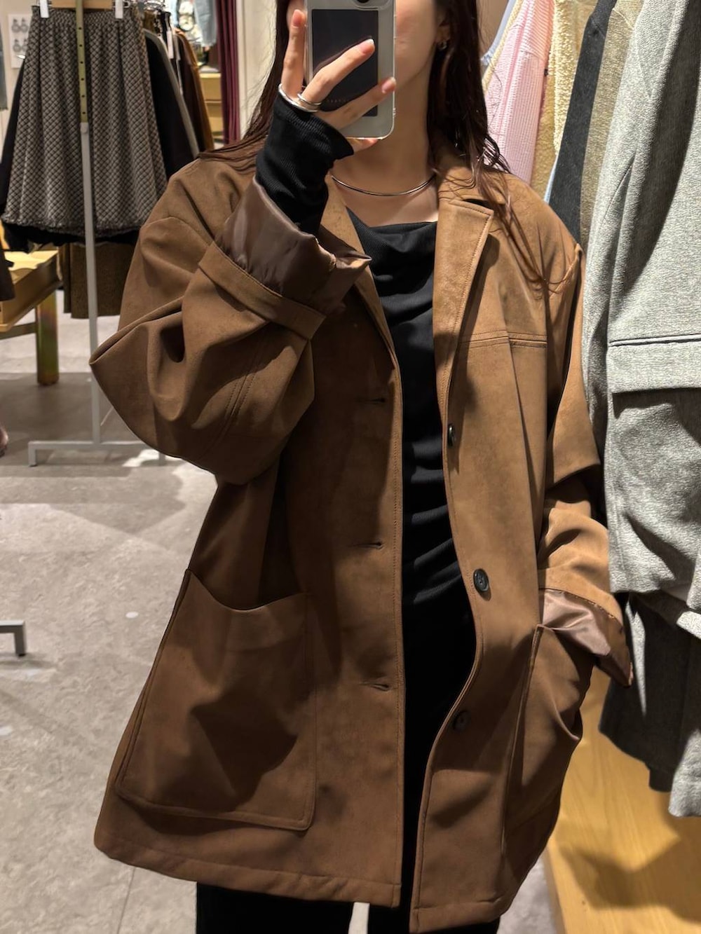 ブラウン系のテーラードジャケット、ブラック系のTシャツ/カットソー、シルバー系のチョーカーを着用したレディースの冬コーディネートの3枚目の写真