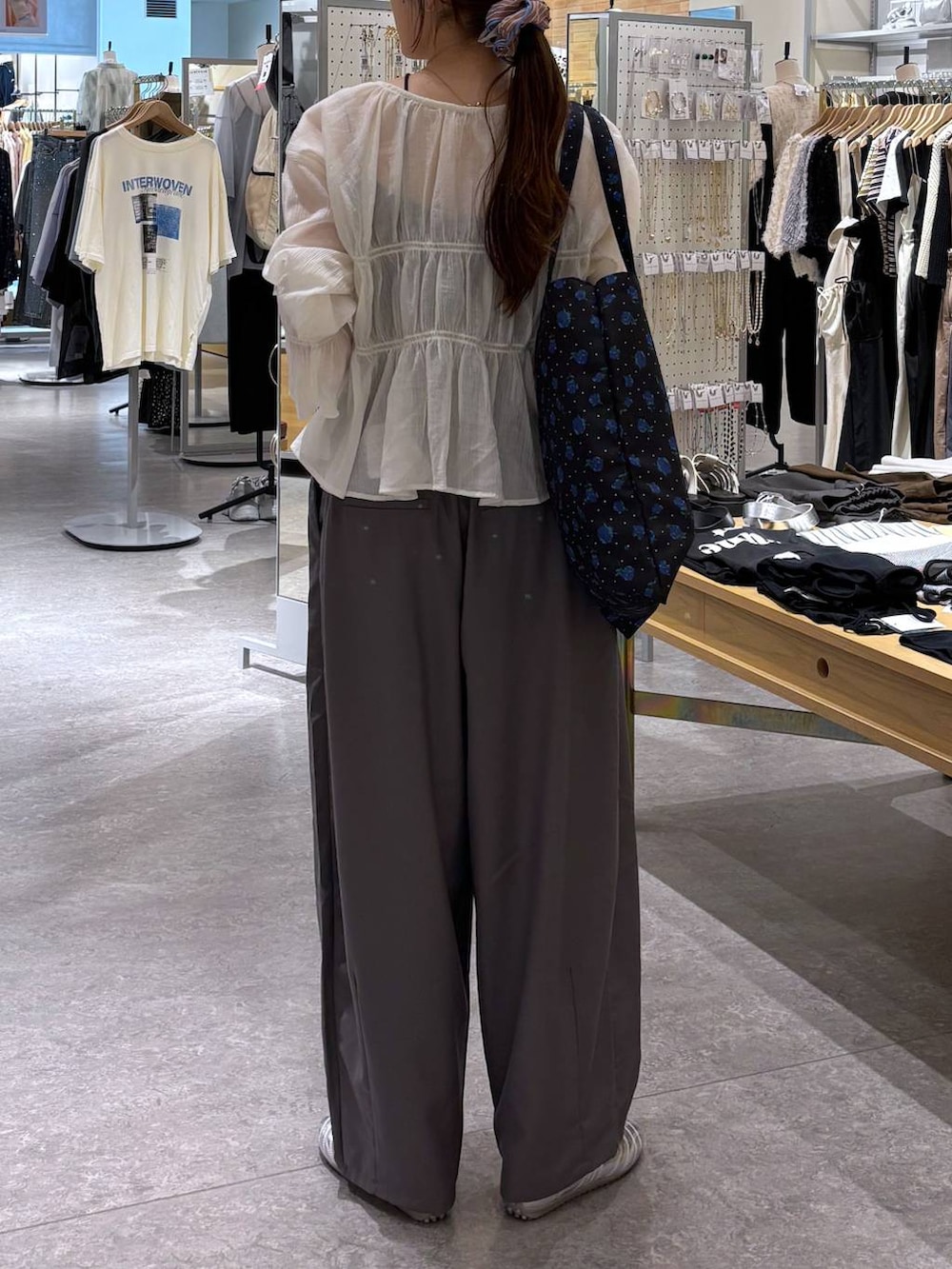 「春色、きれいめカジュアル、ワイドパンツ、着痩せ・細見え、高見え、体型カバー、春コーデ、ローリーズスタイル_LOWRYS FARM、LOWRYS FARM、春服みてみて、ブラウス、夏コーデ」｜「LOWRYS FARMのダブルバンドパフスニーカー 287447（スニーカー、シルバー系）」を使った、kuboさん（レディース・161cm）の春コーディネートの3枚目の写真