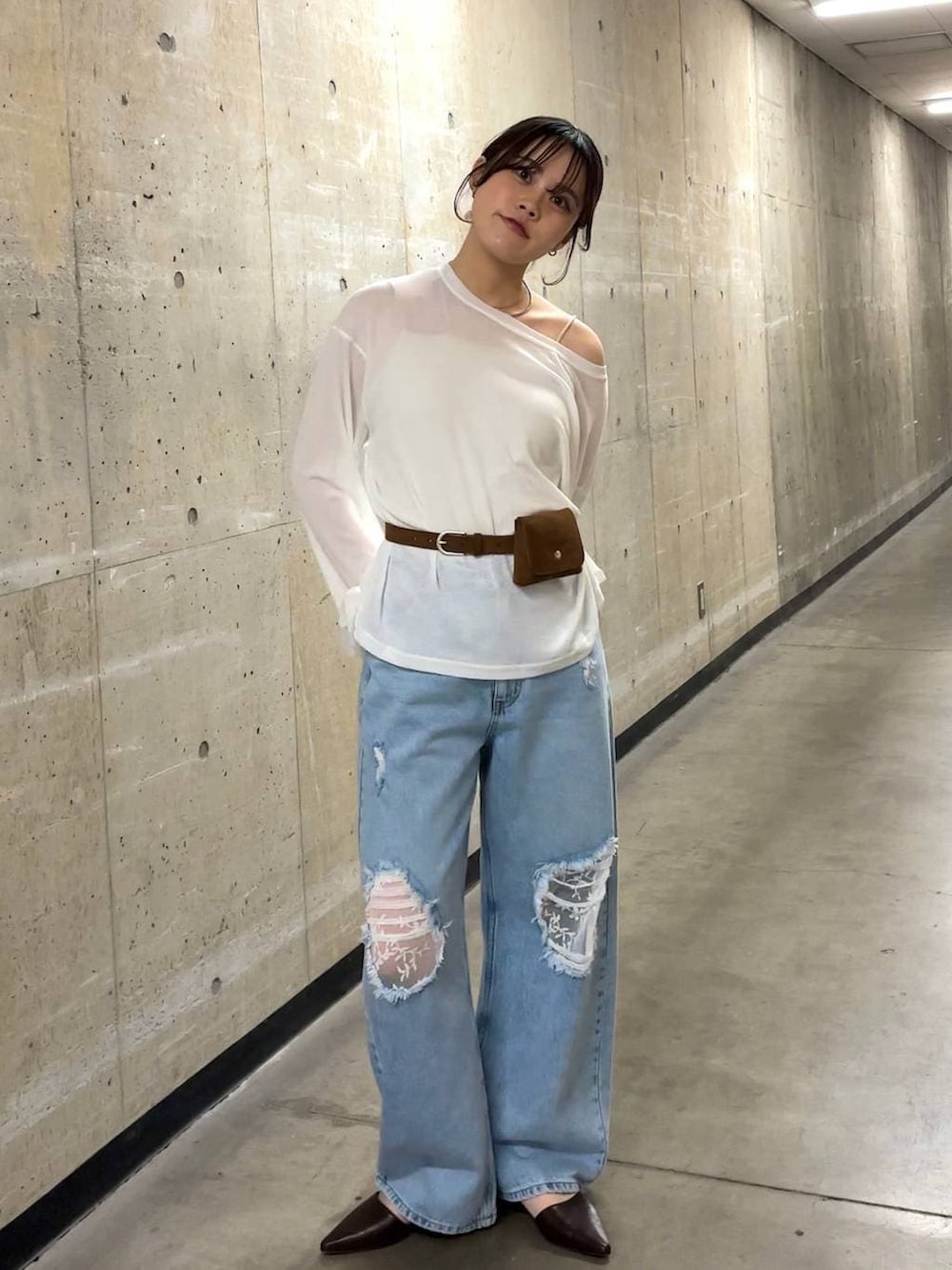 ホワイト系のTシャツ/カットソー、ブルー系のデニムパンツ、ブラック系のサンダルを着用したレディースの春コーディネートの3枚目の写真