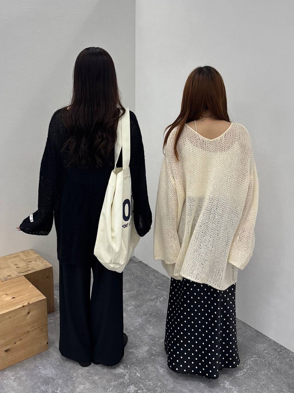 ブラック系のブーツ、ブラック系のキャミソール、ブラック系のスカートを着用したレディースの秋コーディネートの3枚目の写真