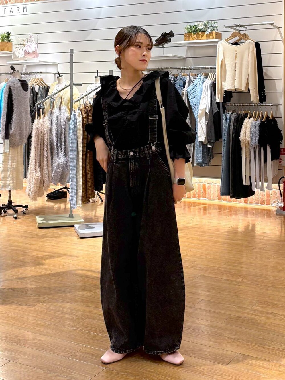 ブラック系のデニムパンツ、ブラック系のシャツ/ブラウス、ブラック系のキャミソールを着用したレディースの冬コーディネートの2枚目の写真