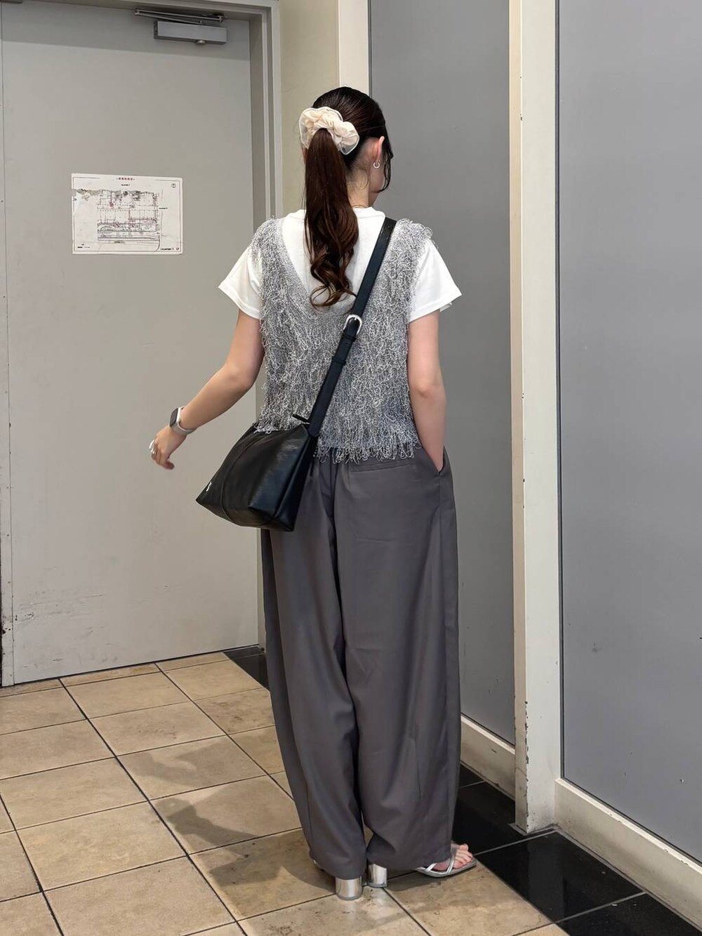 ホワイト系のTシャツ/カットソー、シルバー系のサンダル、グレー系のその他パンツを着用したレディースの夏コーディネートの4枚目の写真