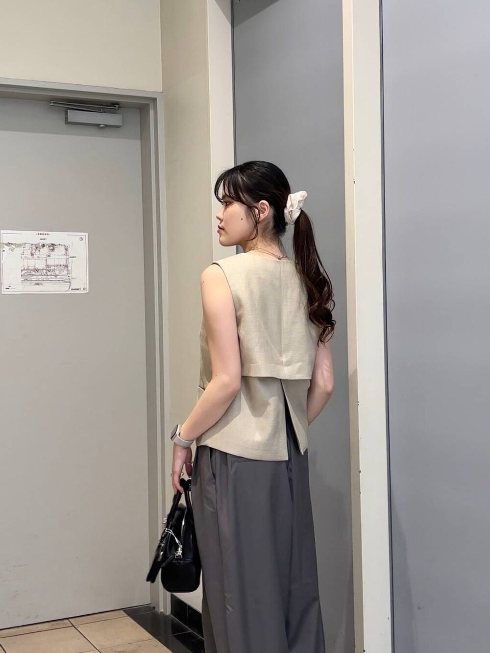 ベージュ系のブルゾン、シルバー系のサンダル、グレー系のその他パンツを着用したレディースの夏コーディネートの4枚目の写真