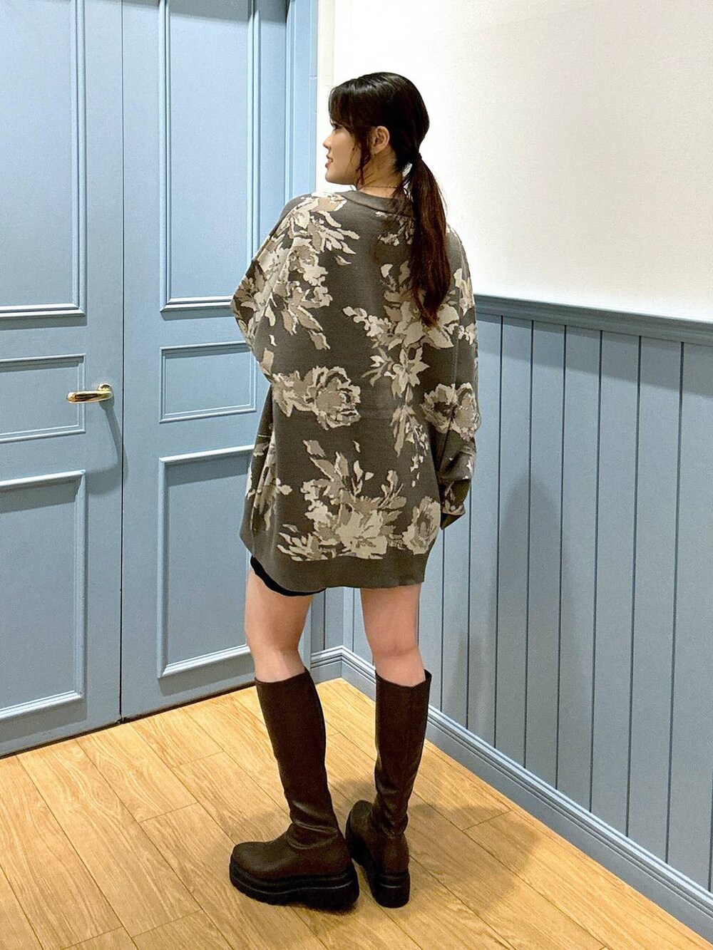 「着痩せ・細見え、高見え、体型カバー、夏コーデ、ローリーズスタイル_LOWRYS FARM、LOWRYS FARM、カーディガン、メンズライク、ユニセックス」|「LOWRYS FARMのステンレスフープチョーカー 127295(チョーカー、シルバー系)」を使った、kuboさん(レディース・161cm)の夏コーディネートの4枚目の写真