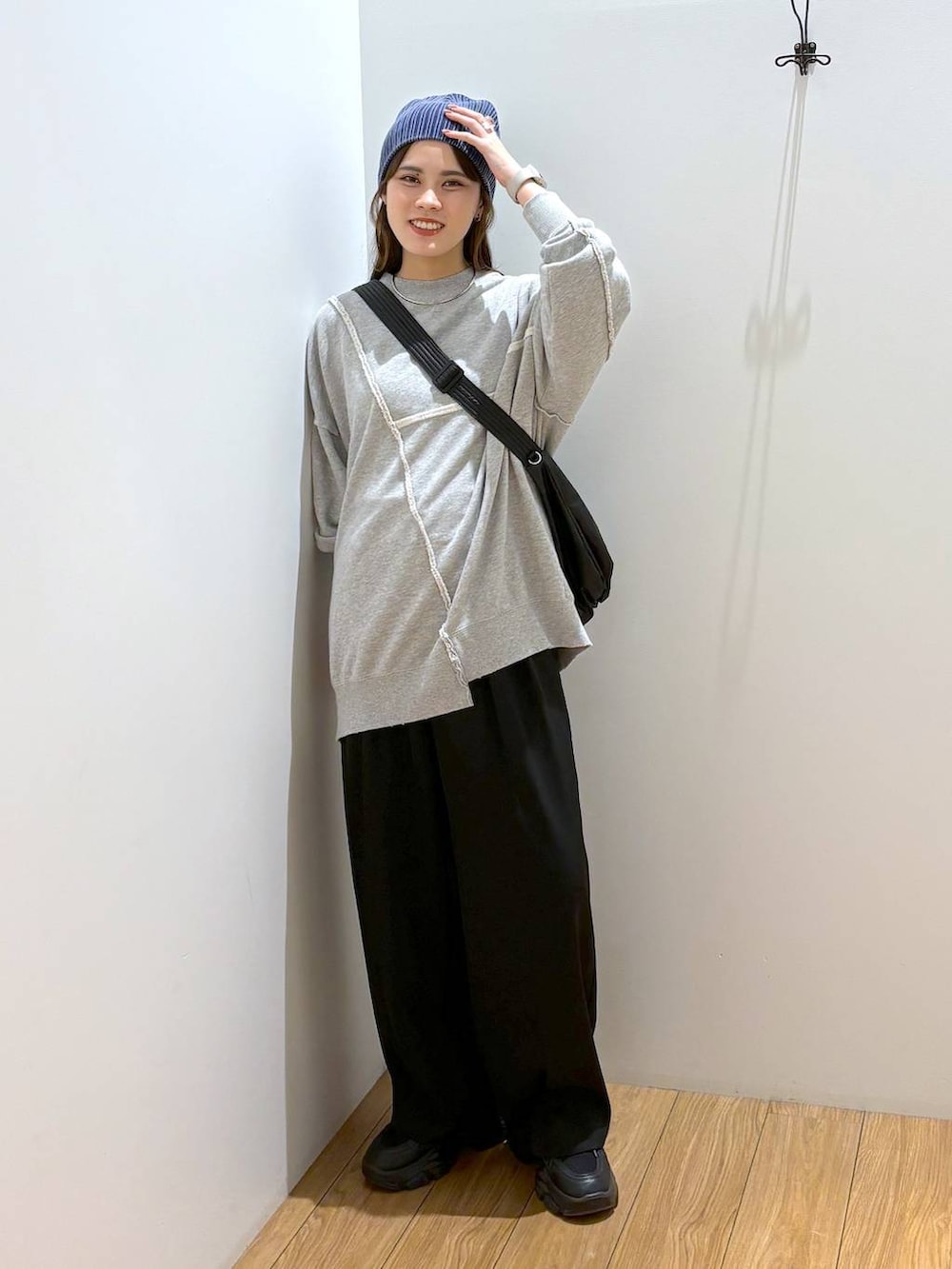 ブラック系のその他パンツ、ブラック系のスニーカー、ブラック系のショルダーバッグを着用したレディースの冬コーディネートの5枚目の写真