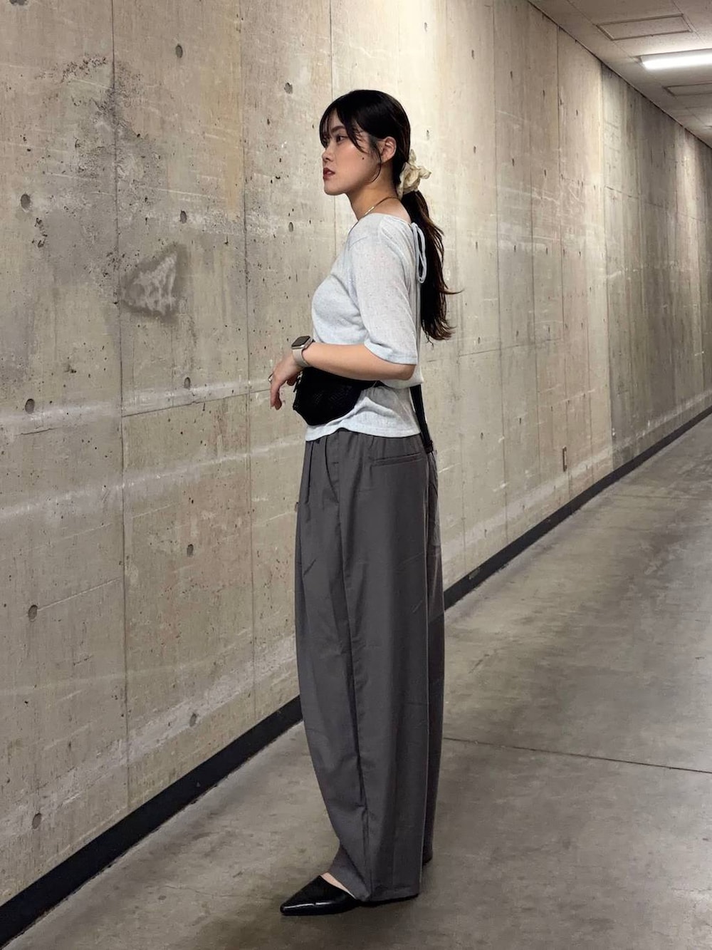 ブルー系のTシャツ/カットソー、ブラック系のその他パンツ、ブラック系のボディバッグ/ウエストポーチを着用したレディースの夏コーディネートの2枚目の写真