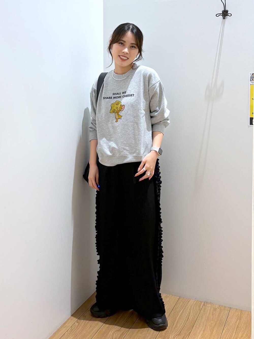 「着痩せ・細見え、高見え、体型カバー、秋コーデ、ローリーズスタイル_LOWRYS FARM、LOWRYS FARM、秋冬新作、秋服準備はじめました、キッズ服、キッズ、スウェット」|「LOWRYS FARMのステンレスフープチョーカー 127295(チョーカー、シルバー系)」を使った、kuboさん(レディース・161cm)の秋コーディネートの5枚目の写真