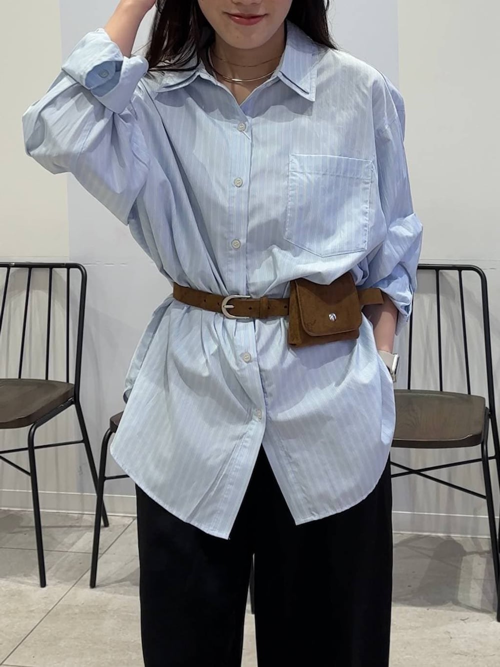 ブラック系のローファー、ブルー系のシャツ/ブラウス、ブラック系のその他パンツを着用したレディースの春コーディネートの5枚目の写真