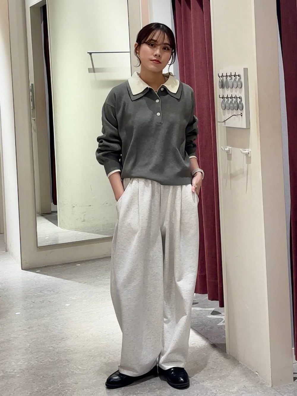 グレー系のスウェットパンツ、ブラック系のローファー、グレー系のニット/セーターを着用したレディースの冬コーディネートの4枚目の写真