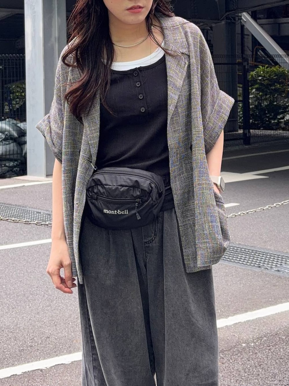 ブラック系のタンクトップ、ブラック系のデニムパンツ、シルバー系のチョーカーを着用したレディースの夏コーディネートの4枚目の写真