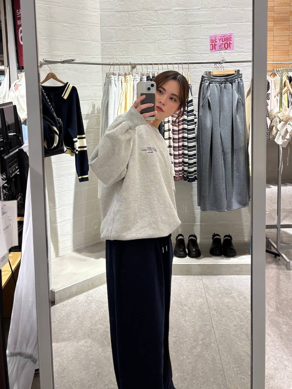 ブラック系のローファー、グレー系のスウェット、ブルー系のスウェットパンツを着用したレディースの冬コーディネートの4枚目の写真