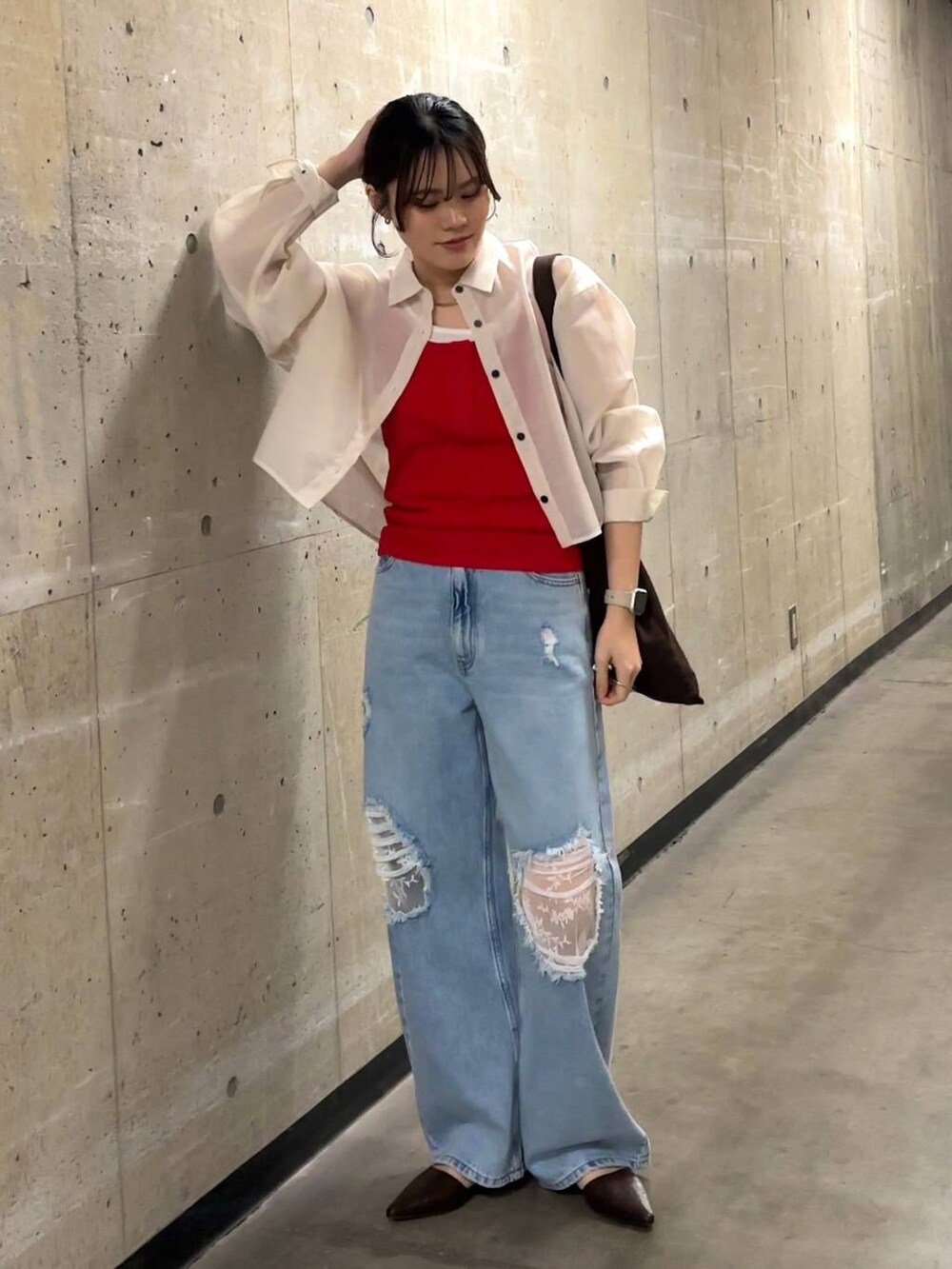 ブルー系のデニムパンツ、ホワイト系のシャツ/ブラウス、ブラウン系のトートバッグを着用したレディースの春コーディネートの4枚目の写真