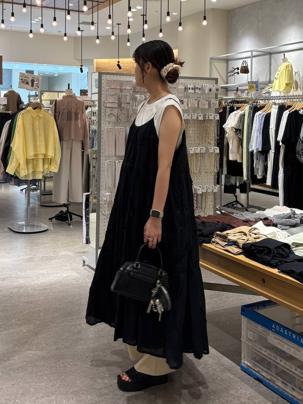 「着痩せ・細見え、高見え、体型カバー、春コーデ、ローリーズスタイル_LOWRYS FARM、LOWRYS FARM、春色、春服みてみて、ワンピース、夏コーデ、シンプルコーデ、シンプル、デートコーデ、楽ちんコーデ」|「LOWRYS FARMのカンドウフィットニットサンダル 283661(サンダル、ブラック系)」を使った、kuboさん(レディース・161cm)の夏コーディネートの3枚目の写真