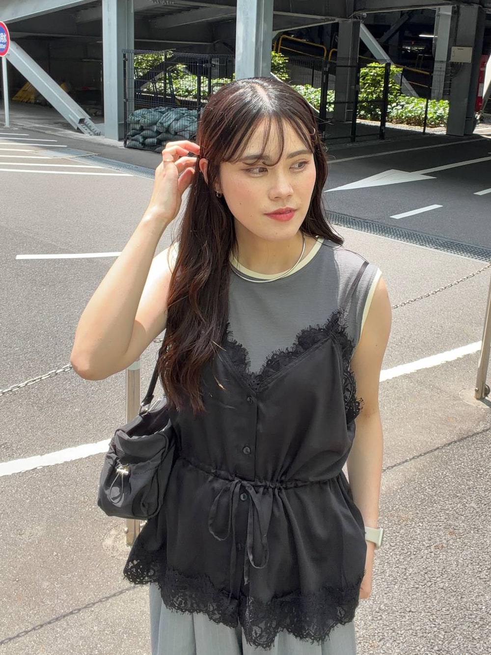 ブラック系のキャミソール、グレー系のその他パンツ、グレー系のタンクトップを着用したレディースの夏コーディネートの5枚目の写真