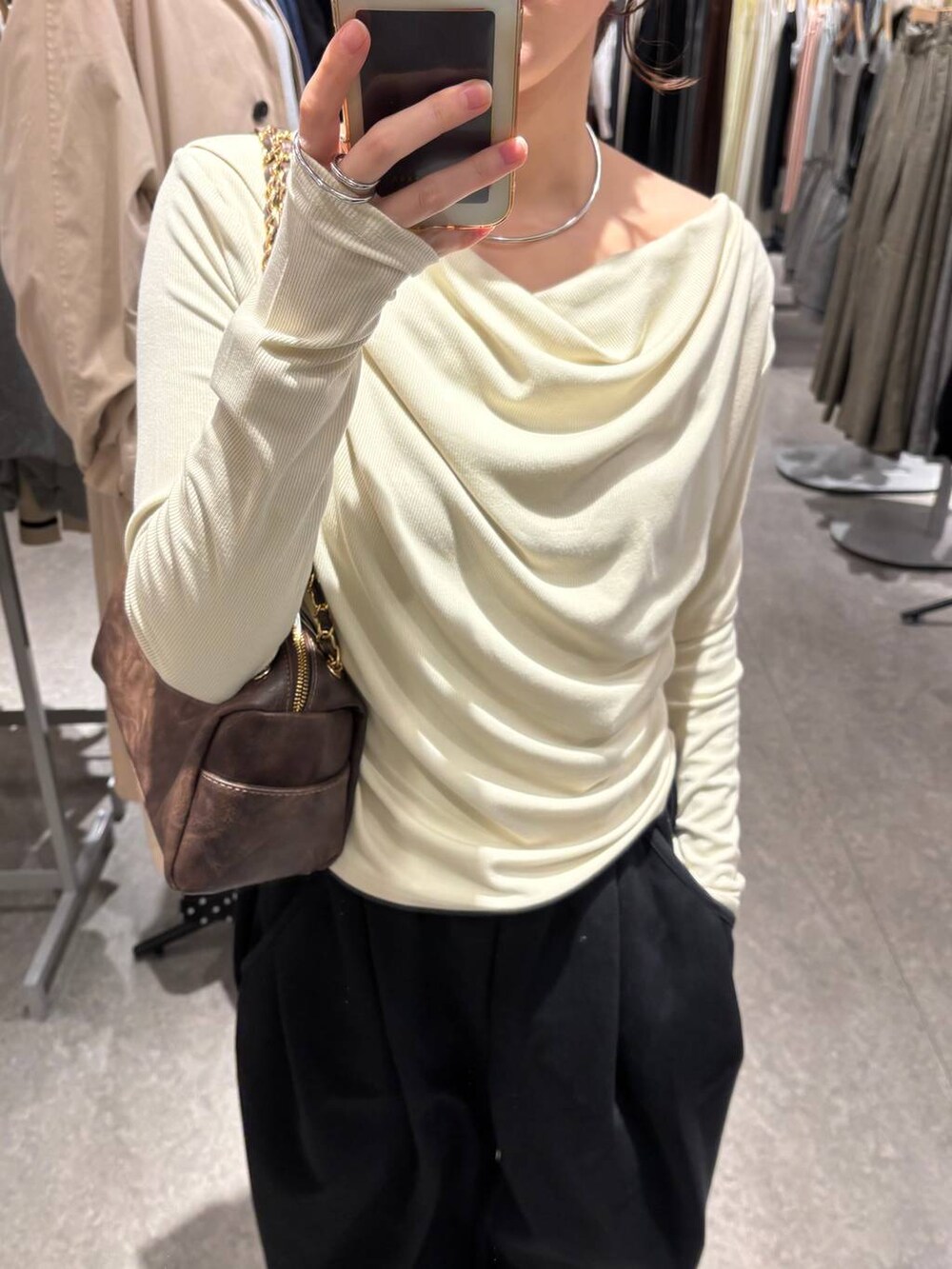 ブラック系のその他パンツ、ブラウン系のショルダーバッグ、グレー系のTシャツ/カットソーを着用したレディースの冬コーディネートの2枚目の写真