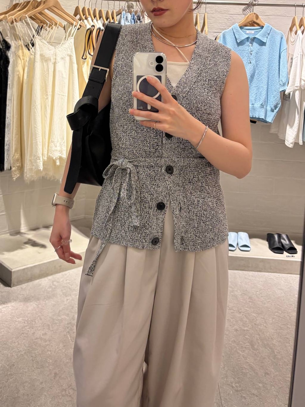 ブラウン系のその他パンツ、ブラック系のローファー、ブラック系のショルダーバッグを着用したレディースの春コーディネートの3枚目の写真