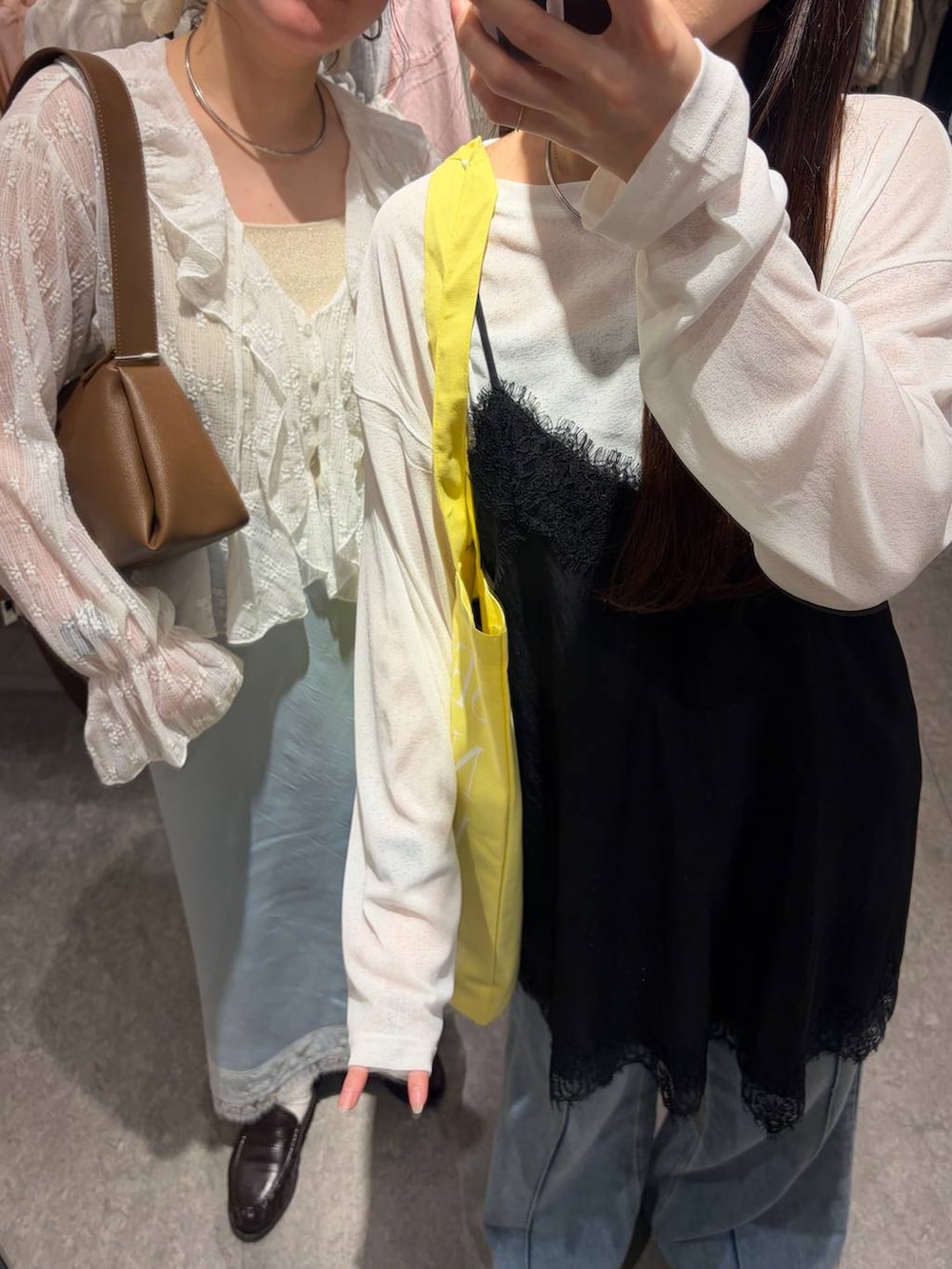 ゴールド系のタンクトップ、ホワイト系のTシャツ/カットソー、ブルー系のデニムパンツを着用したレディースの春コーディネートの4枚目の写真