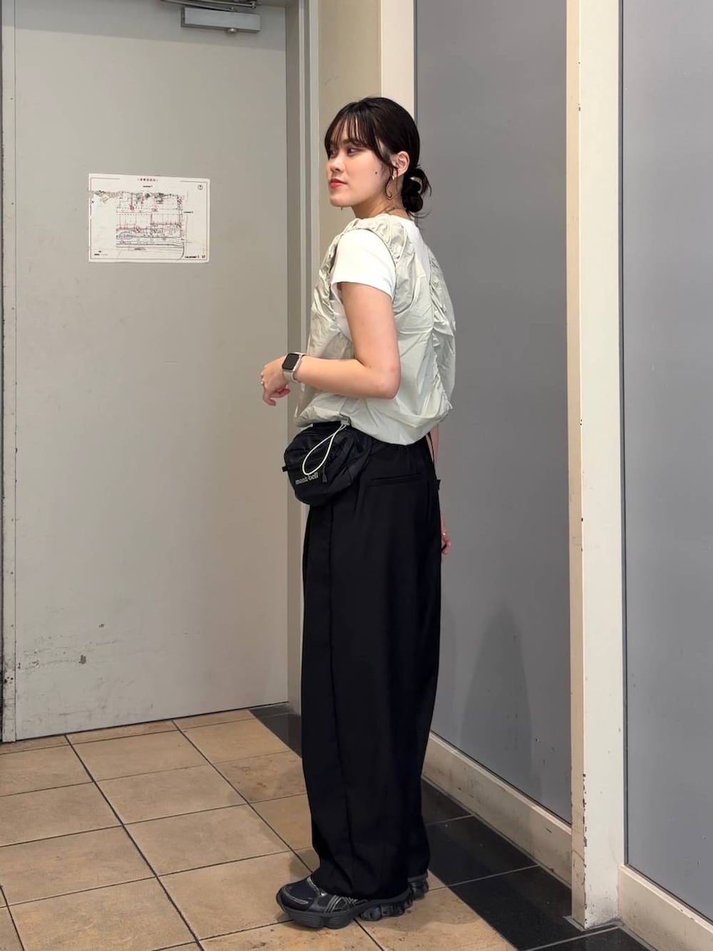 グリーン系のシャツ/ブラウス、ブラック系のその他パンツ、シルバー系のチョーカーを着用したレディースの夏コーディネートの3枚目の写真
