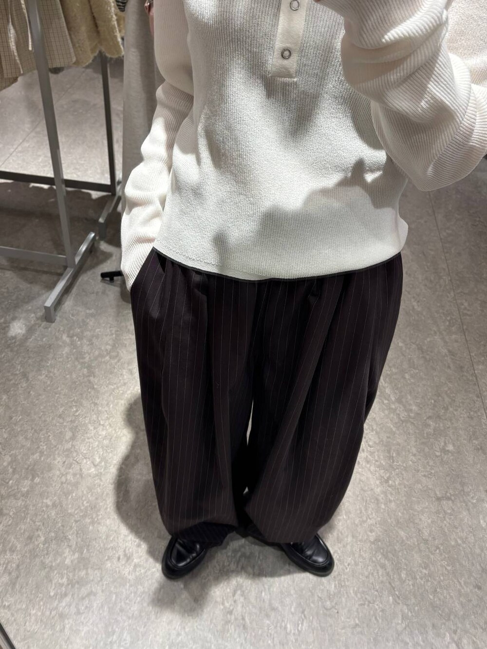 ブラウン系のその他パンツ、ブラック系のローファー、ホワイト系のニット/セーターを着用したレディースの冬コーディネートの3枚目の写真